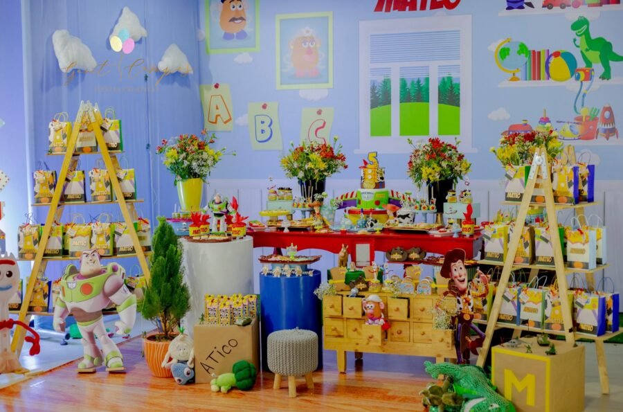 Decoración de mesa de postres temática de Toy Story por algarabiafiestas.com para el cumpleaños de Mateo, con figuras de Buzz Lightyear, Woody y bolsas de regalos personalizadas.