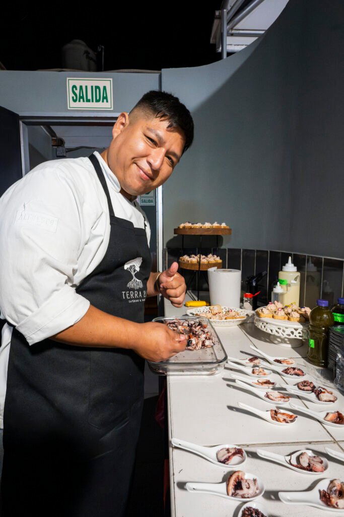 Chef de Gavit preparando catering exclusivo para eventos temáticos con el sello de Algarabía Fiestas.